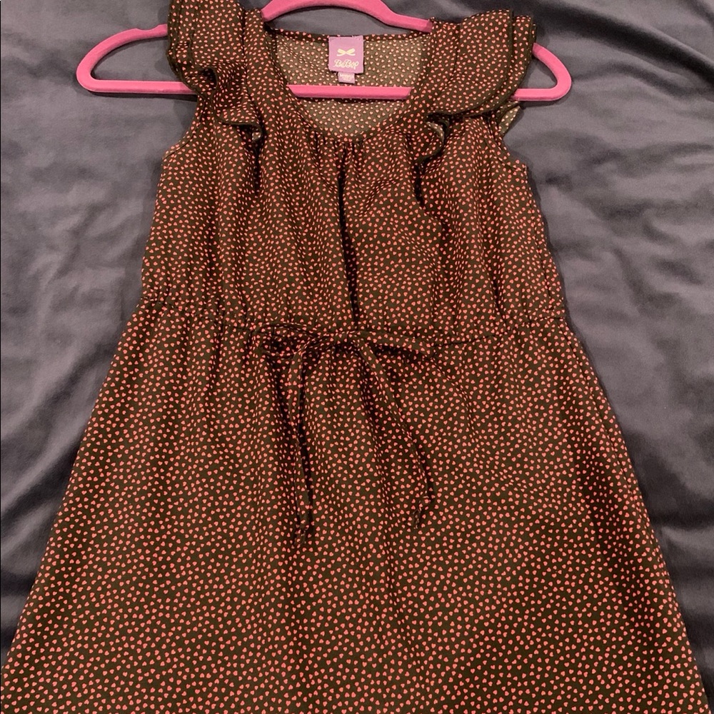 Heart print, pink and black. With little ruffles near the sleeves